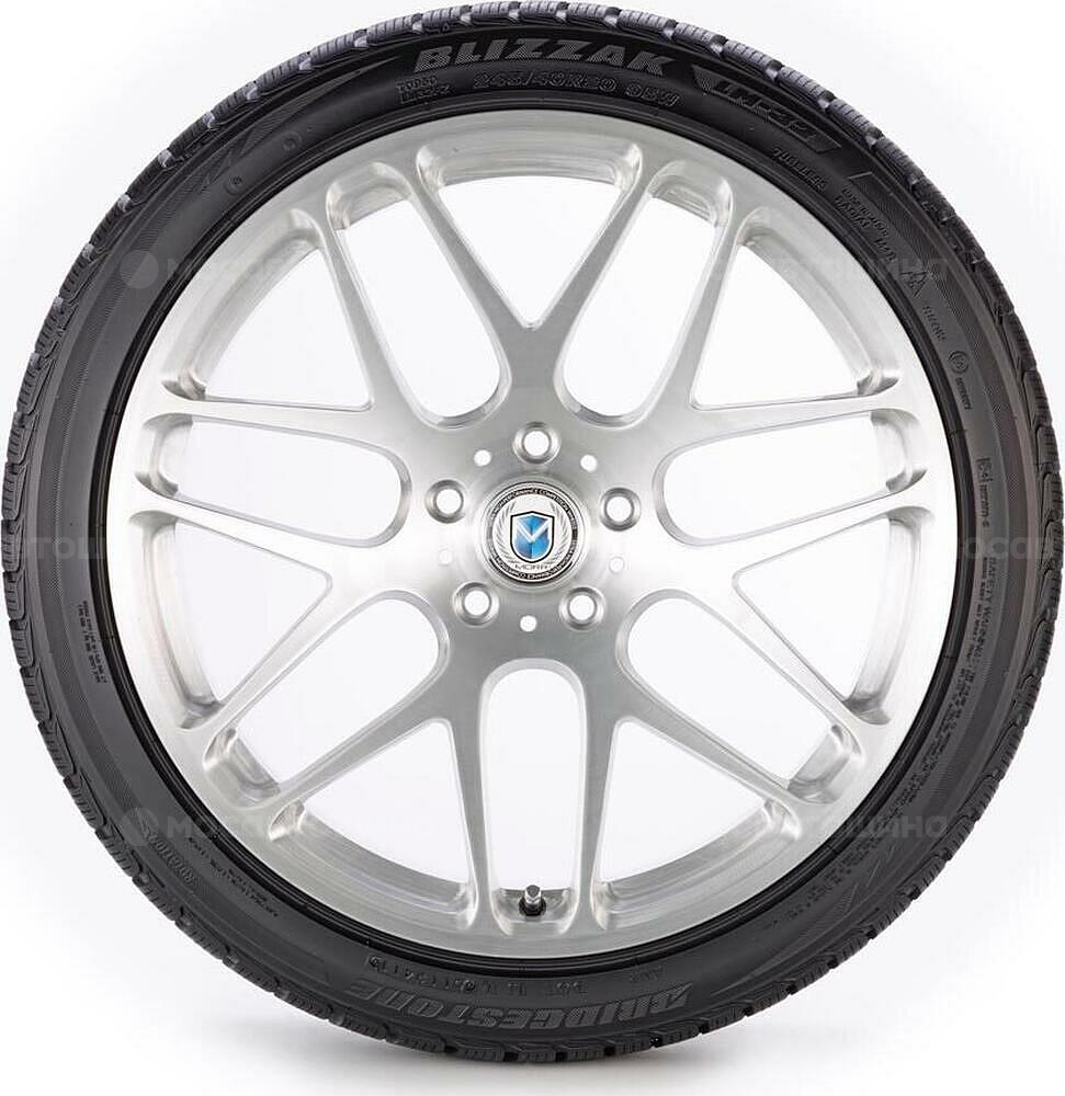 侧视图 Bridgestone Blizzak LM32 225/45 R18