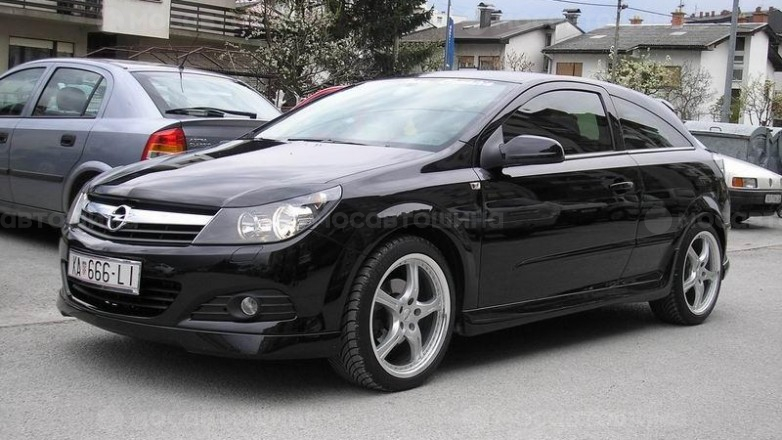 Диски Momo Fxl One R18 на автомобиле Opel Astra H [189]
